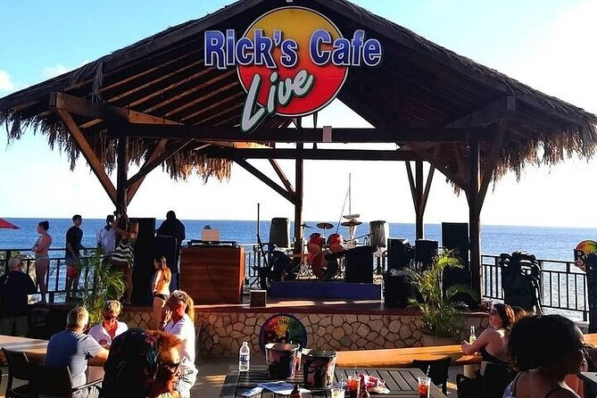3 to 5 Hour Private Herbal Tour Shopping and Dinner at Ricks Cafe - Why the private vehicle matters