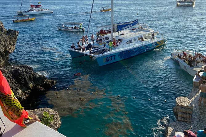 4 Hours Party Boat Catamaran Cruise in Negril - Cruising along Seven Mile Beach