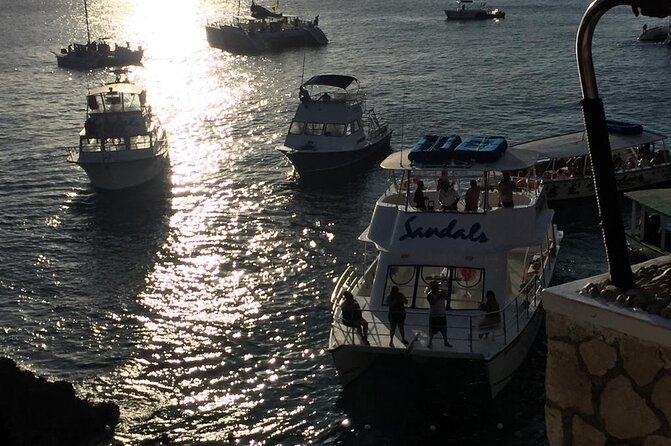 4 Hours Party Boat Catamaran Cruise in Negril - Arriving at Rick’s Cafe