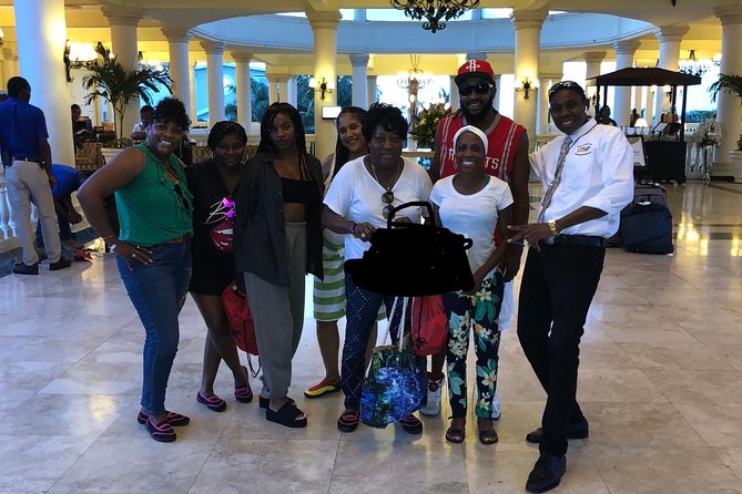 Airport MBJ Round Trip Transfers, to Montego Bay Airbnb & Resorts - The arrival welcome and driver interaction