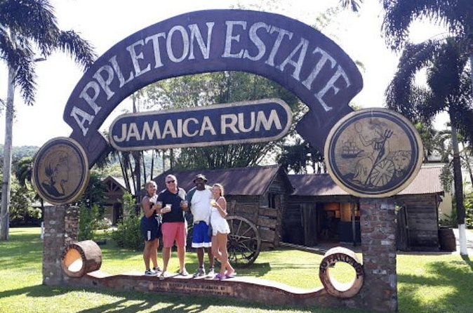 Appleton Estate Rum, YS Falls, Black River Safari / Floyd's Pelican Bar Tour - Floyd’s Pelican Bar: A drink on a sandbar
