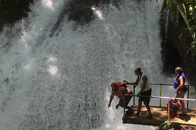 Bamboo Rafting with lime stone - Meeting your local rafter