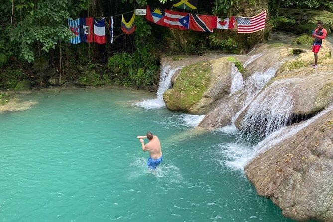 Blue Hole and Sightseeing Tour from Ocho Rios - Shopping after the waterfall