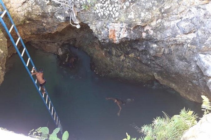 Blue Hole Mineral Spring and Rick's Cafe - Rick’s Cafe and Negril’s famous cliff edge