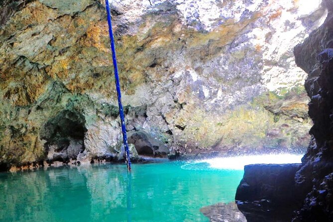 Blue Hole Mineral Spring and Rick's Cafe - Blue Hole Mineral Spring: cold water and a 22-foot choice
