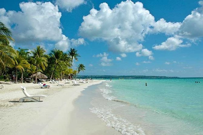 Blue Hole Mineral Spring, Ricks Cafe, 7 Mile Beach and Shopping Private Tour - Why the private format matters