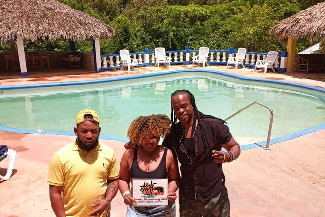 Blue Hole Mineral Spring, Seven Mile Beach, Ricks Cafe/ Shopping Private Tour - Who should choose this outing
