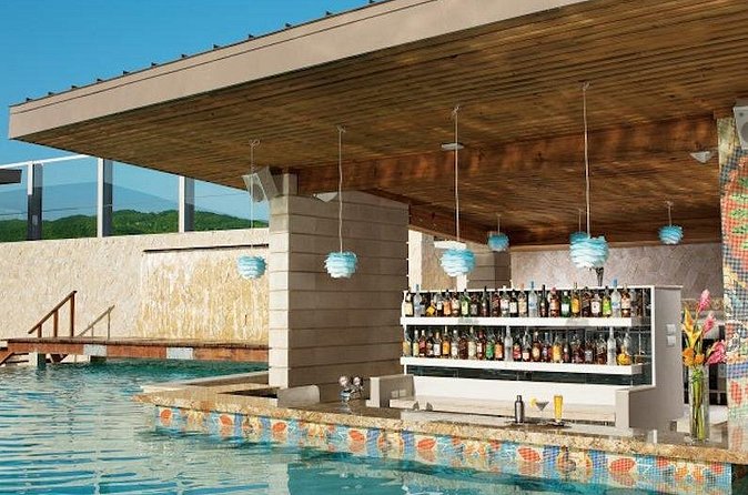 Breathless Montego Bay Resort Private Airport Transfer - The resort arrival: direct, easy, and luggage-friendly
