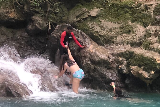 Explore Montego Bay Jamaica to Blue Hole/Secret Falls River Tour - Why the air-conditioned minivan matters