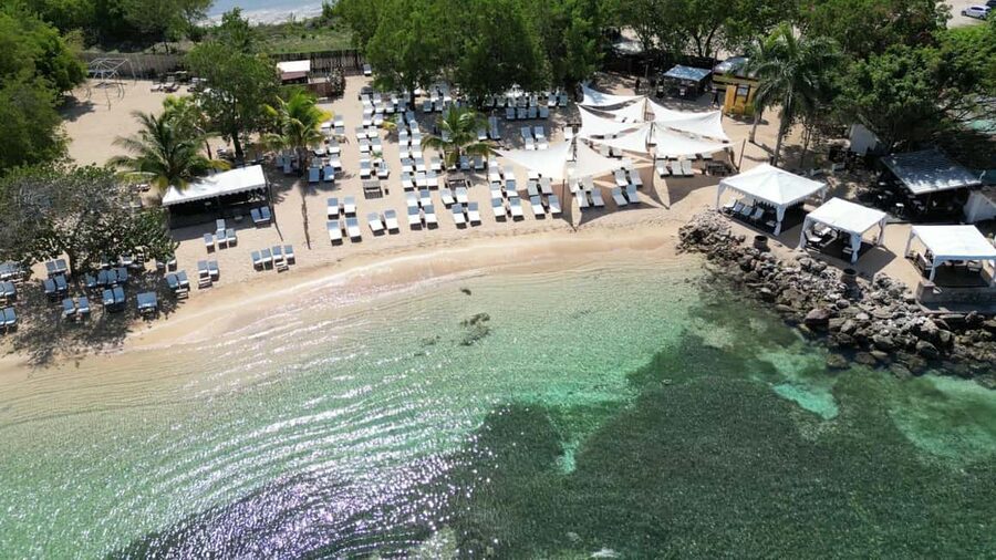 Falmouth: Bamboo Beach Club & Dunn's River Falls - The guides can make a difference