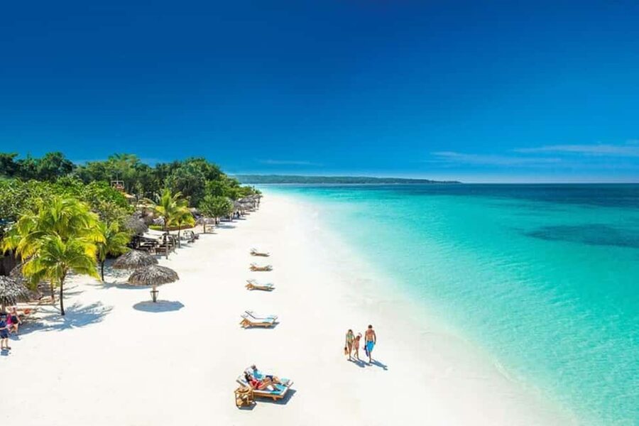 From Montego Bay: Negril Beach and Rick's Café Day Trip - Choosing how to spend your free beach time