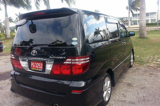 Kingston Airport Transfers to Runaway Bay - What the Vehicle Choice Means for You