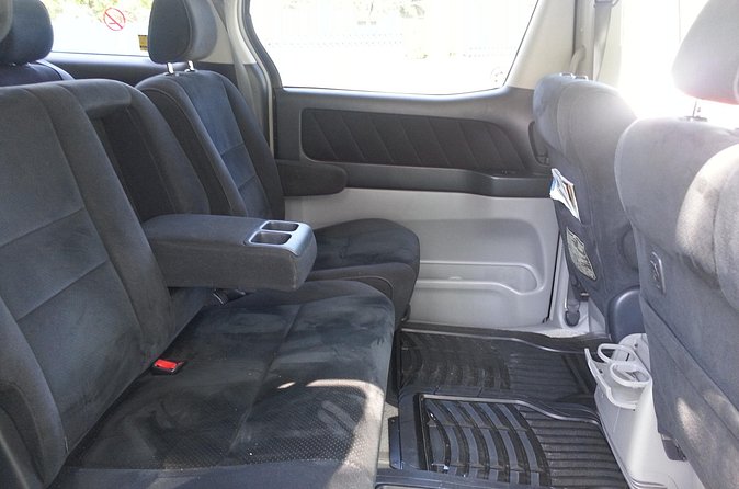 Kingston Airport Transfers to Runaway Bay - The Driver’s Role Beyond the Steering Wheel