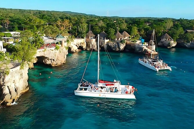 Negril Catamaran: Adults Sunset Party with Drinks & DJ - The return ride after dark