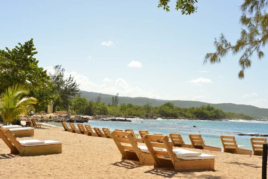 Ocho Rios: Bamboo Beach Club VIP Pass with Lunch and Drinks - Key points at a glance
