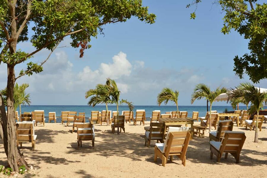Ocho Rios: Bamboo Beach Club VIP Pass with Lunch and Drinks - What the $95 price really covers