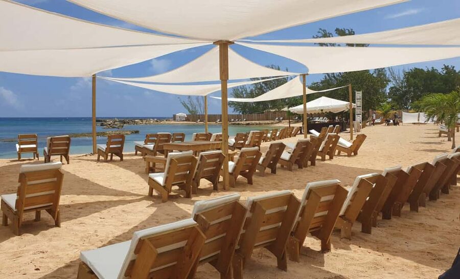 Ocho Rios: Bamboo Beach Club VIP Pass with Lunch and Drinks - Welcome drinks and the VIP section
