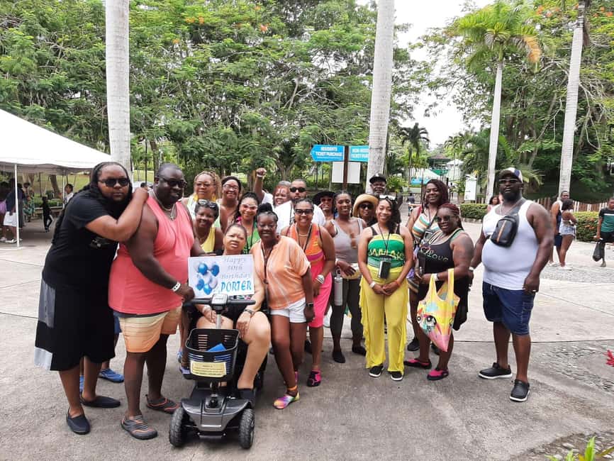 Ocho Rios: Dunn's River Falls and Shopping Tour - One hour of shopping in Ocho Rios