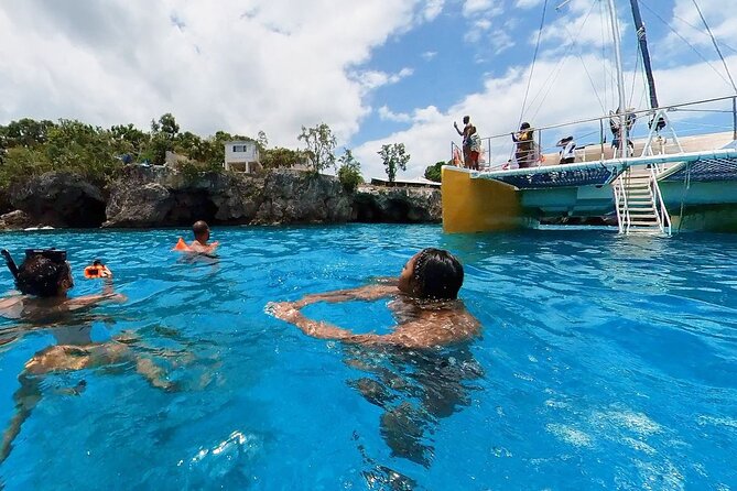 Party Catamaran Sunset Ricks Cafe Negril Open Bar and DJ - Key points at a glance