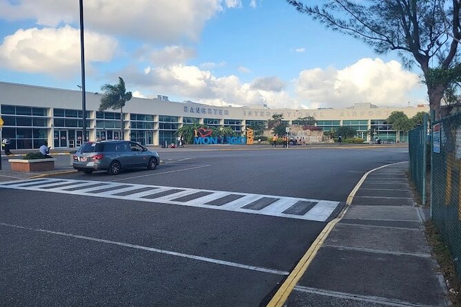 Private Airport Pickup and drop off in Jamaica - Finding your driver without airport confusion