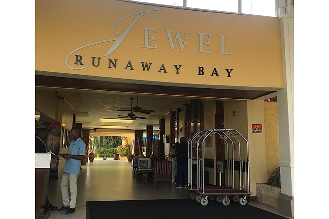 Private Roundtrip Airport Transfer to Resorts in Runaway Bay - Who will get the most from this transfer