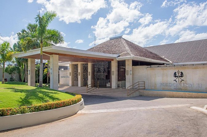 Private Transfer between Hedonism ll Resort and Airport - Leaving Montego Bay airport without the taxi scramble