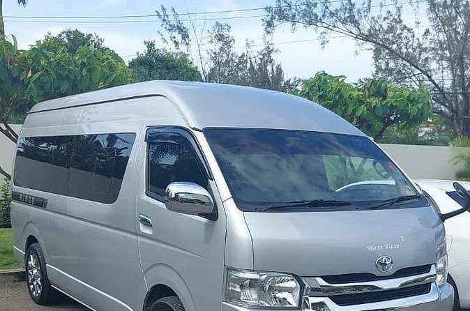 Private Transfer to Hotels in MoBay from Montego Bay Airport - One-way arrival or round-trip planning