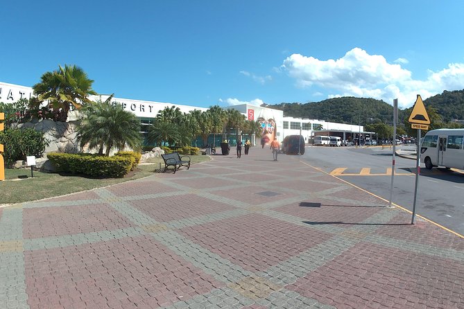 Sangster International Airport Transfer to Hotels (MBJ) Montegobay Jamaica - A Private Transfer Versus Finding Your Own Ride