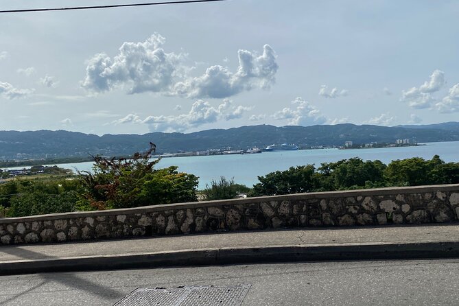 Street Executive Tours And Chauffeur Service Jamaica - Riding in an air-conditioned SUV or minivan